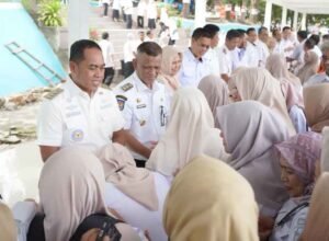 bupati wajo bersalaman dengan asn usai apel di kantor bupati wajo pasca idul fitri