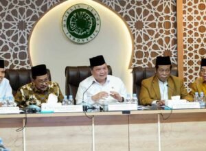 menko perekonomian airlangga hartarto bertemu pimpinan mui di kantor mui pusat jakarta