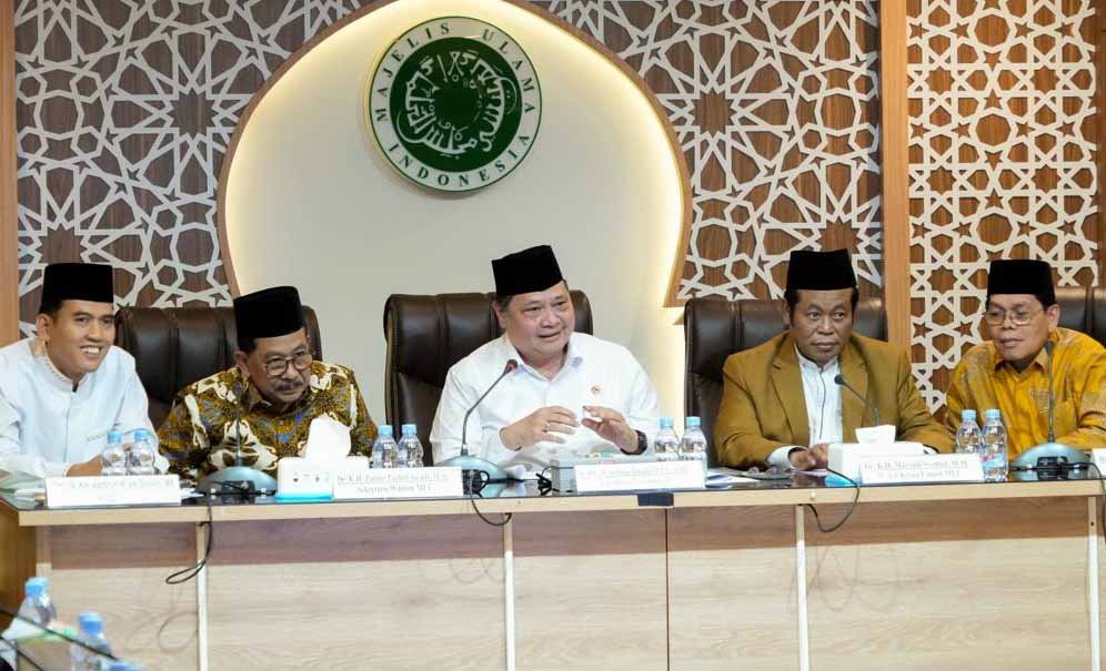 menko perekonomian airlangga hartarto bertemu pimpinan mui di kantor mui pusat jakarta