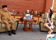 Gubernur Kalbar Ria Norsan menerima audiensi Puteri Indonesia Kalbar 2026 Anggelia Mercyana di ruang kerja gubernur Kalbar