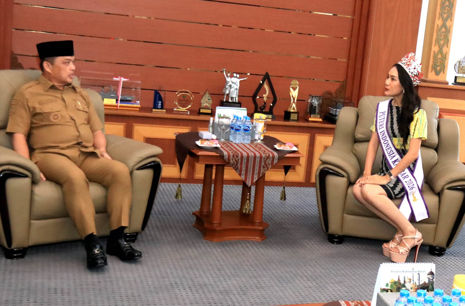 Gubernur Kalbar Ria Norsan menerima audiensi Puteri Indonesia Kalbar 2026 Anggelia Mercyana di ruang kerja gubernur Kalbar