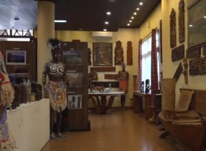 kondisi interior anjungan papua barat di tmii setelah direhab 2022 dengan artefak budaya dan produk daerah namun mengalami kerusakan pada 2026