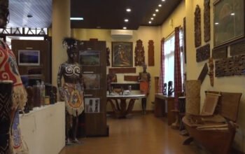 kondisi interior anjungan papua barat di tmii setelah direhab 2022 dengan artefak budaya dan produk daerah namun mengalami kerusakan pada 2026