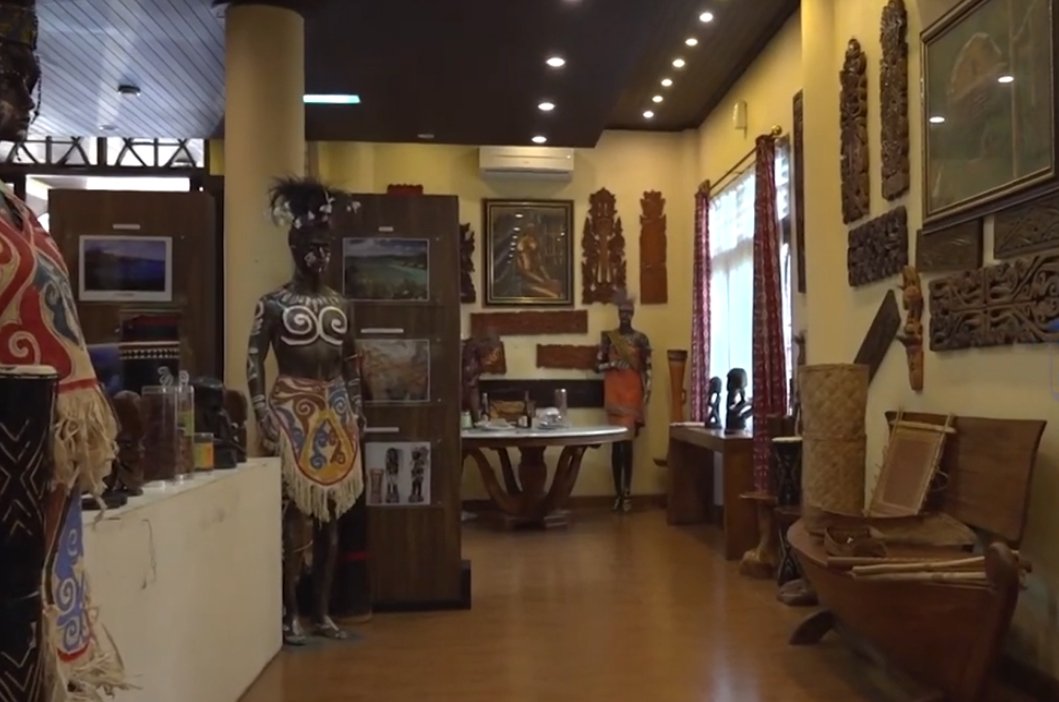 kondisi interior anjungan papua barat di tmii setelah direhab 2022 dengan artefak budaya dan produk daerah namun mengalami kerusakan pada 2026