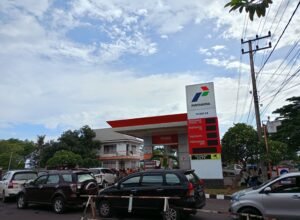 antrean bbm 2 km di spbu bulukumba picu kemacetan jalur trans sulawesi saat arus mudik lebaran