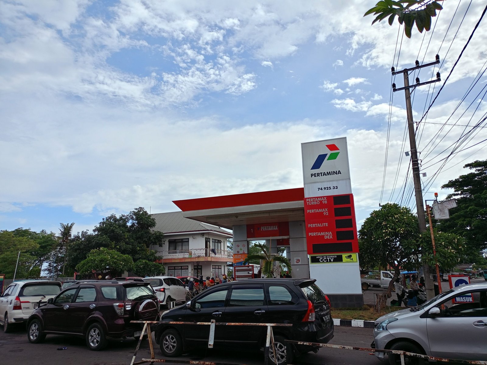 antrean bbm 2 km di spbu bulukumba picu kemacetan jalur trans sulawesi saat arus mudik lebaran