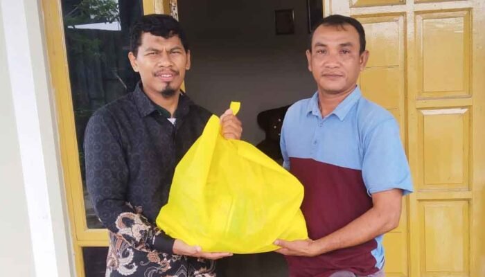 ketua kadep organisasi dpd hidayatullah makassar ustaz roby menyerahkan paket ramadhan kepada ketua rw barombong di kecamatan tamalate makassar