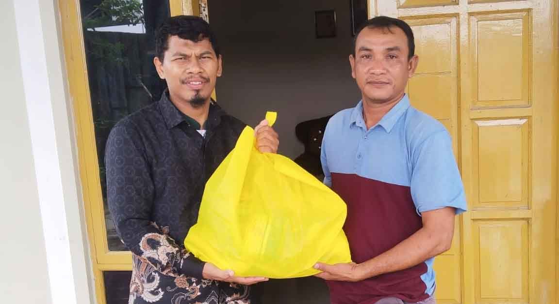 ketua kadep organisasi dpd hidayatullah makassar ustaz roby menyerahkan paket ramadhan kepada ketua rw barombong di kecamatan tamalate makassar