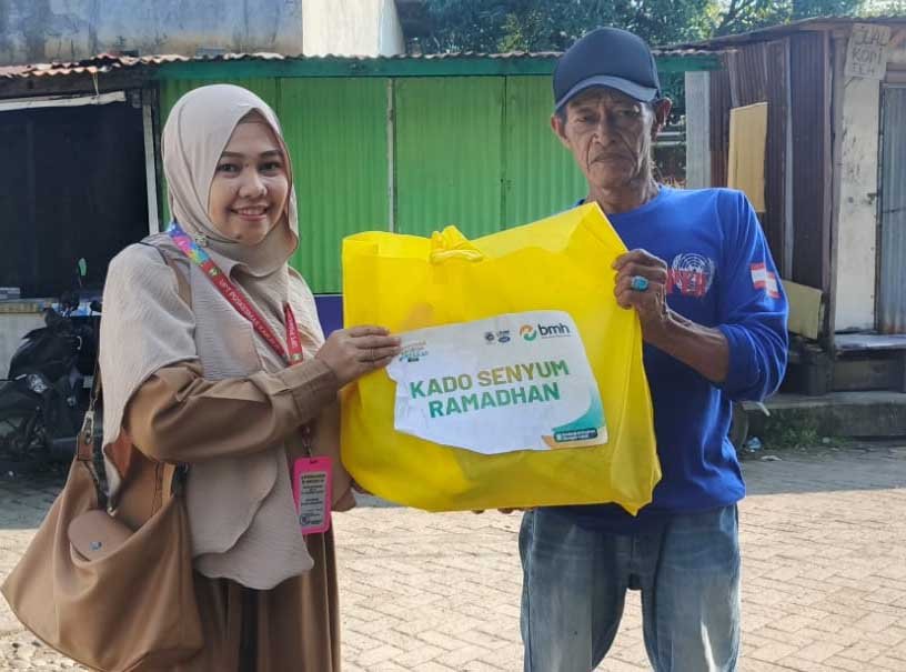 dr mutmainna muslimin memimpin penyaluran sembako ramadan di gowa