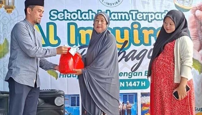 BMH Makassar dan SD Al Insyirah Salurkan 350 Paket Zakat dan Infak Ramadan
