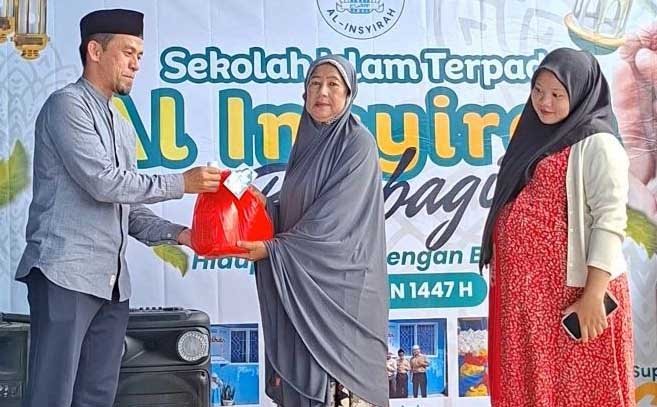 sd al insyirah bersama bmh menyalurkan paket zakat ramadan kepada warga sekitar sekolah