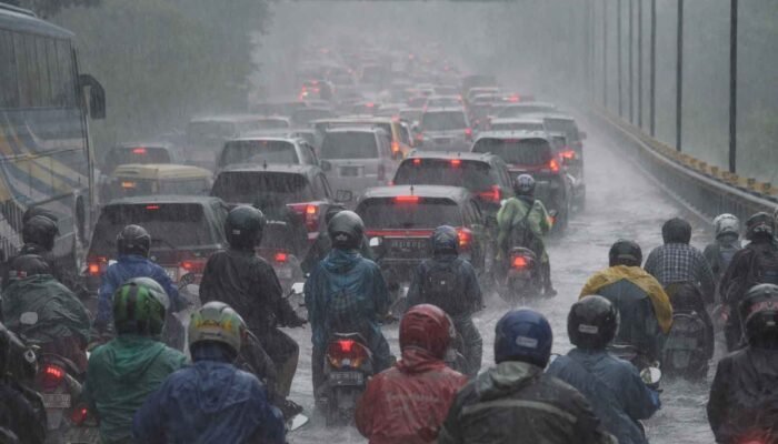 kendaraan pemudik melintas saat hujan lebat di jalan utama arus mudik lebaran 2026