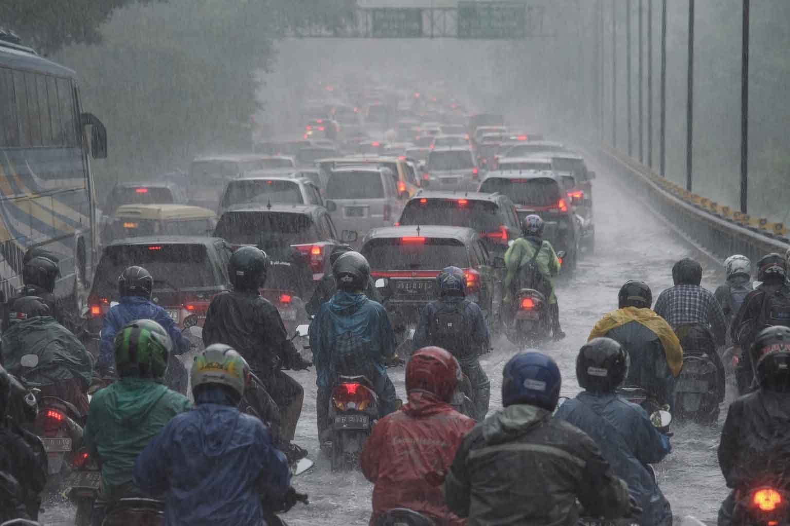 kendaraan pemudik melintas saat hujan lebat di jalan utama arus mudik lebaran 2026