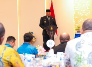 gubernur papua matius d fakhiri menghadiri pelantikan komisaris bank papua di jayapura