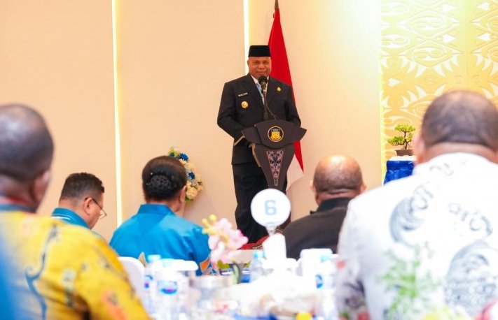 gubernur papua matius d fakhiri menghadiri pelantikan komisaris bank papua di jayapura