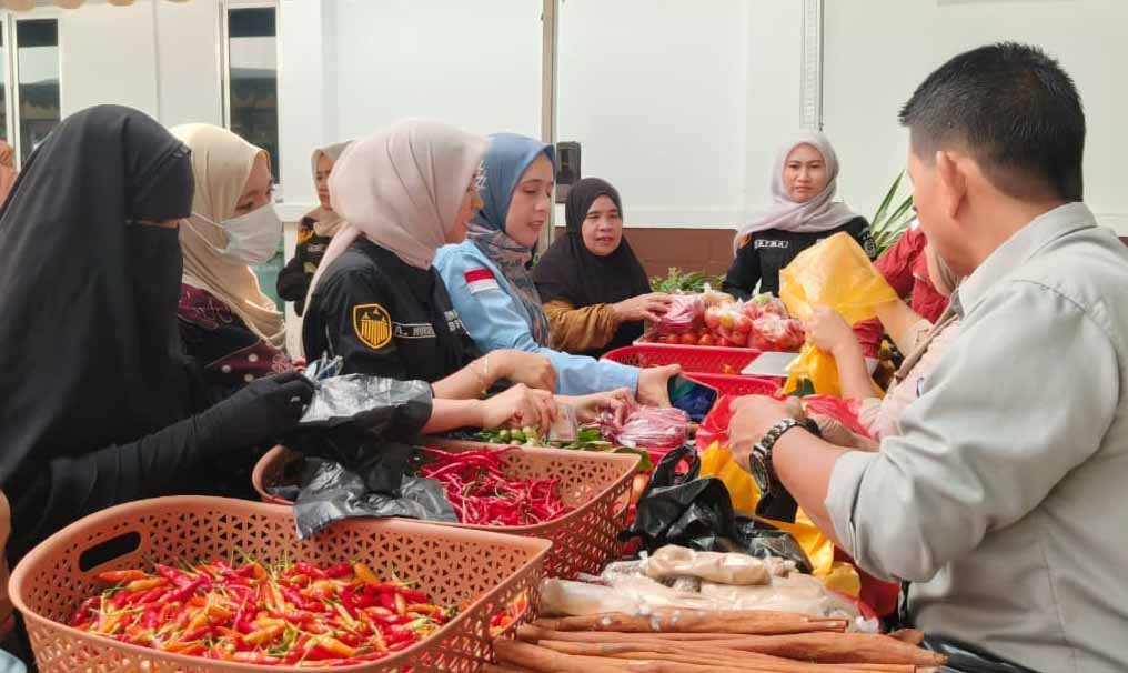 ketua iad sinjai alvi ridwan menghadiri bazar ramadhan untuk masyarakat di sinjai