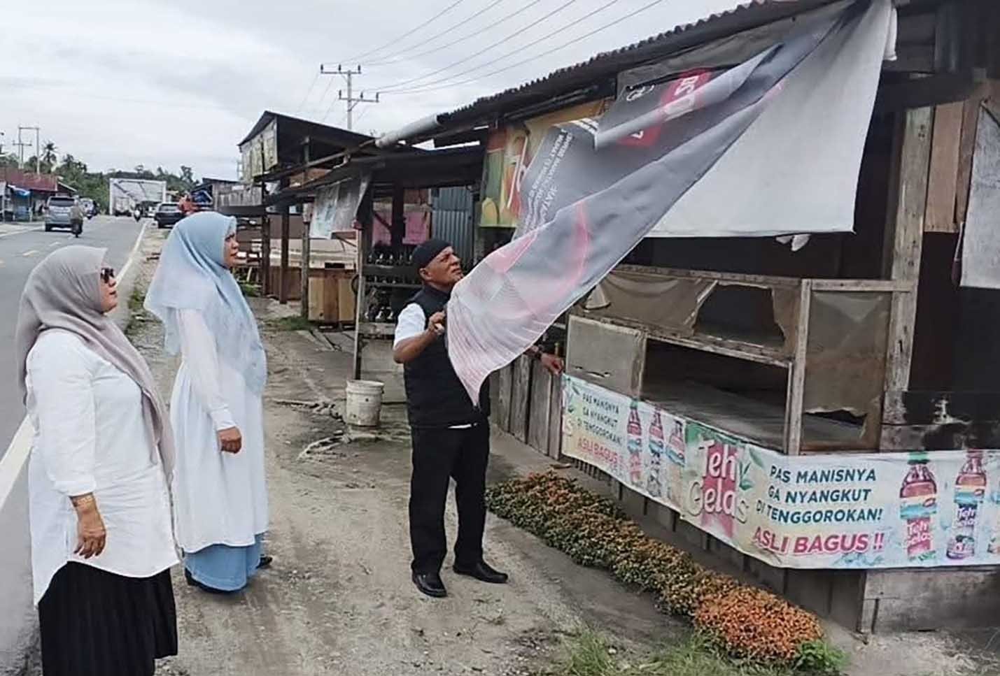 kepala bapenda luwu utara andi elly yanti memimpin penertiban reklame ilegal di masamba