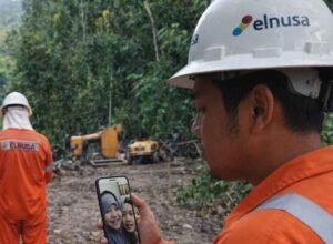 Ilustrasi kru elnusa melakukan video call dengan keluarga di lokasi operasi hutan
