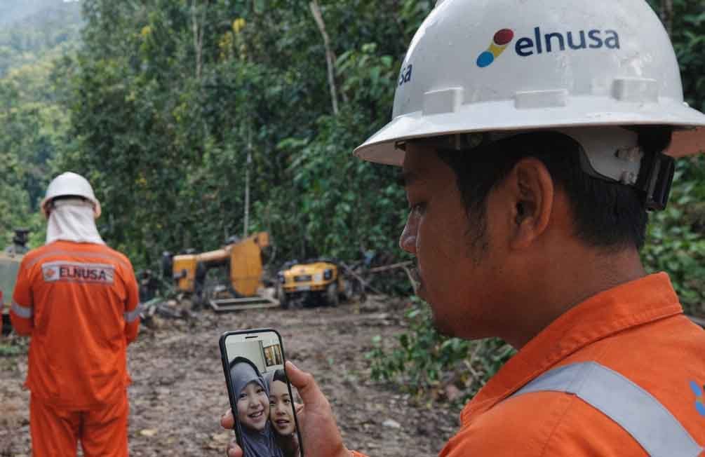 Ilustrasi kru elnusa melakukan video call dengan keluarga di lokasi operasi hutan
