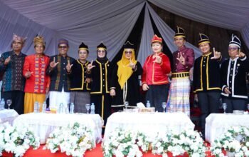 wakil bupati luwu timur membuka pagelaran budaya adat padoe di wasuponda