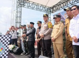 gubernur sulawesi selatan andi sudirman sulaiman bersama bupati bantaeng uji nurdin melepas peserta mudik gratis di cpi makassar