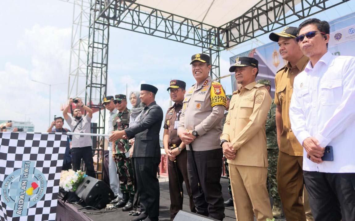 gubernur sulawesi selatan andi sudirman sulaiman bersama bupati bantaeng uji nurdin melepas peserta mudik gratis di cpi makassar