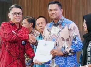bupati bantaeng m fathul fauzy nurdin menerima opini ombudsman ri di aula bpk ri makassar