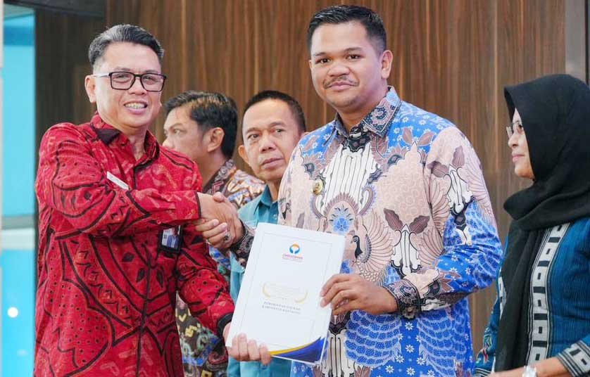 bupati bantaeng m fathul fauzy nurdin menerima opini ombudsman ri di aula bpk ri makassar