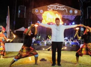 bupati bantaeng m fathul fauzy nurdin menghadiri penutupan festival ramadan bangkit vol 2 di lapangan seruni bantaeng dengan atraksi api