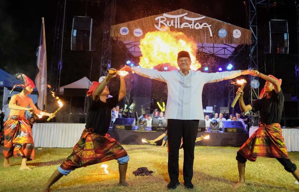 bupati bantaeng m fathul fauzy nurdin menghadiri penutupan festival ramadan bangkit vol 2 di lapangan seruni bantaeng dengan atraksi api