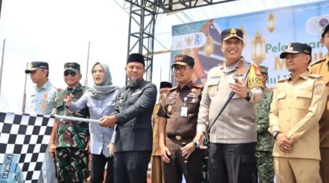 bupati bone andi asman sulaiman menghadiri pelepasan mudik gratis idulfitri di centre point of indonesia makassar