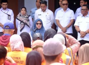 bupati gowa sitti husniah talenrang menyerahkan paket lebaran tenaga outsourcing di kantor bupati gowa