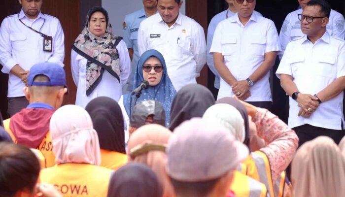 Bupati Gowa Sitti Husniah Talenrang Serahkan Paket Lebaran untuk 716 Tenaga Outsourcing