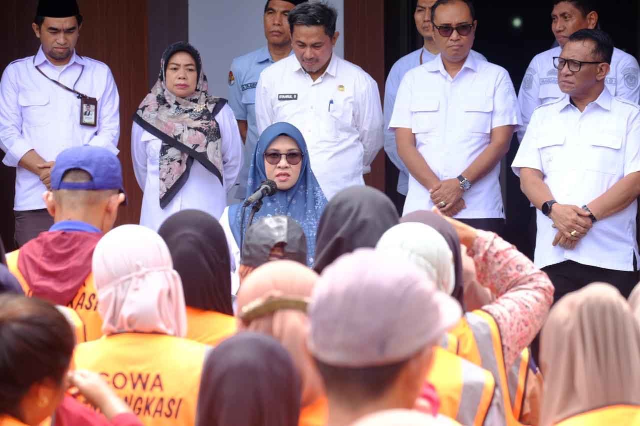 bupati gowa sitti husniah talenrang menyerahkan paket lebaran tenaga outsourcing di kantor bupati gowa