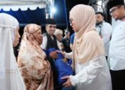 bupati gowa sitti husniah talenrang menyerahkan bantuan kepada masyarakat dalam program one day one district di pattallassang gowa