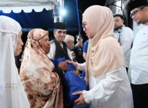 bupati gowa sitti husniah talenrang menyerahkan bantuan kepada masyarakat dalam program one day one district di pattallassang gowa