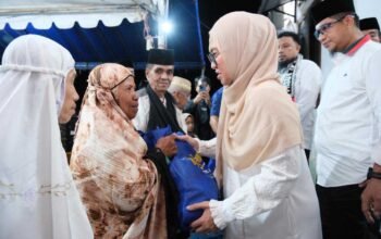 bupati gowa sitti husniah talenrang menyerahkan bantuan kepada masyarakat dalam program one day one district di pattallassang gowa