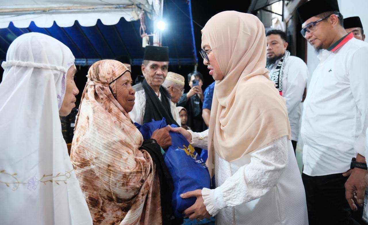 bupati gowa sitti husniah talenrang menyerahkan bantuan kepada masyarakat dalam program one day one district di pattallassang gowa