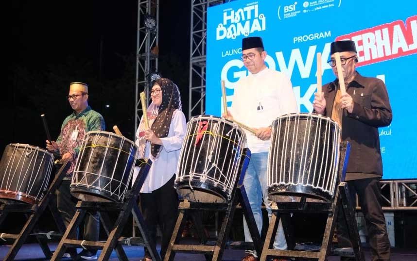 bupati gowa sitti husniah talenrang meluncurkan program gowa berhaji di rth syekh yusuf gowa