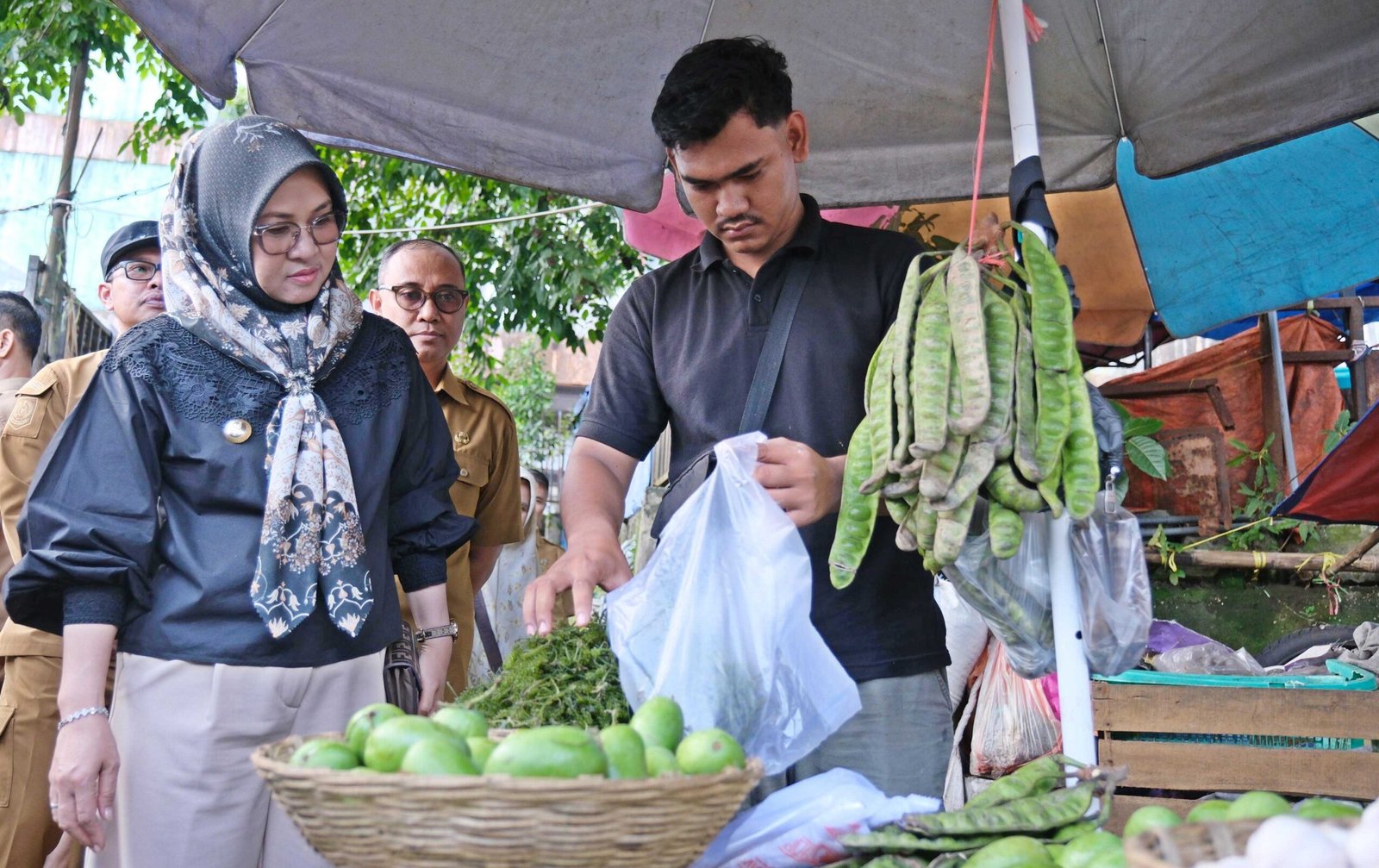 bupati gowa sitti husniah talenrang memantau harga bahan pokok di pasar minasa maupa somba opu