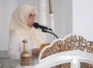 bupati gowa sitti husniah talenrang memaparkan capaian pembangunan saat shalat idul fitri di masjid agung syekh yusuf gowa