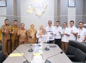 bupati gowa sitti husniah talenrang menyerahkan santunan jaminan kematian di kantor bupati gowa