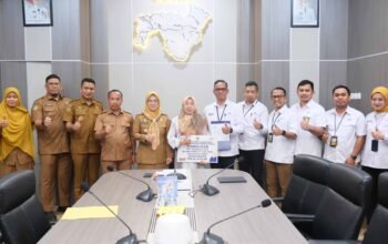 bupati gowa sitti husniah talenrang menyerahkan santunan jaminan kematian di kantor bupati gowa