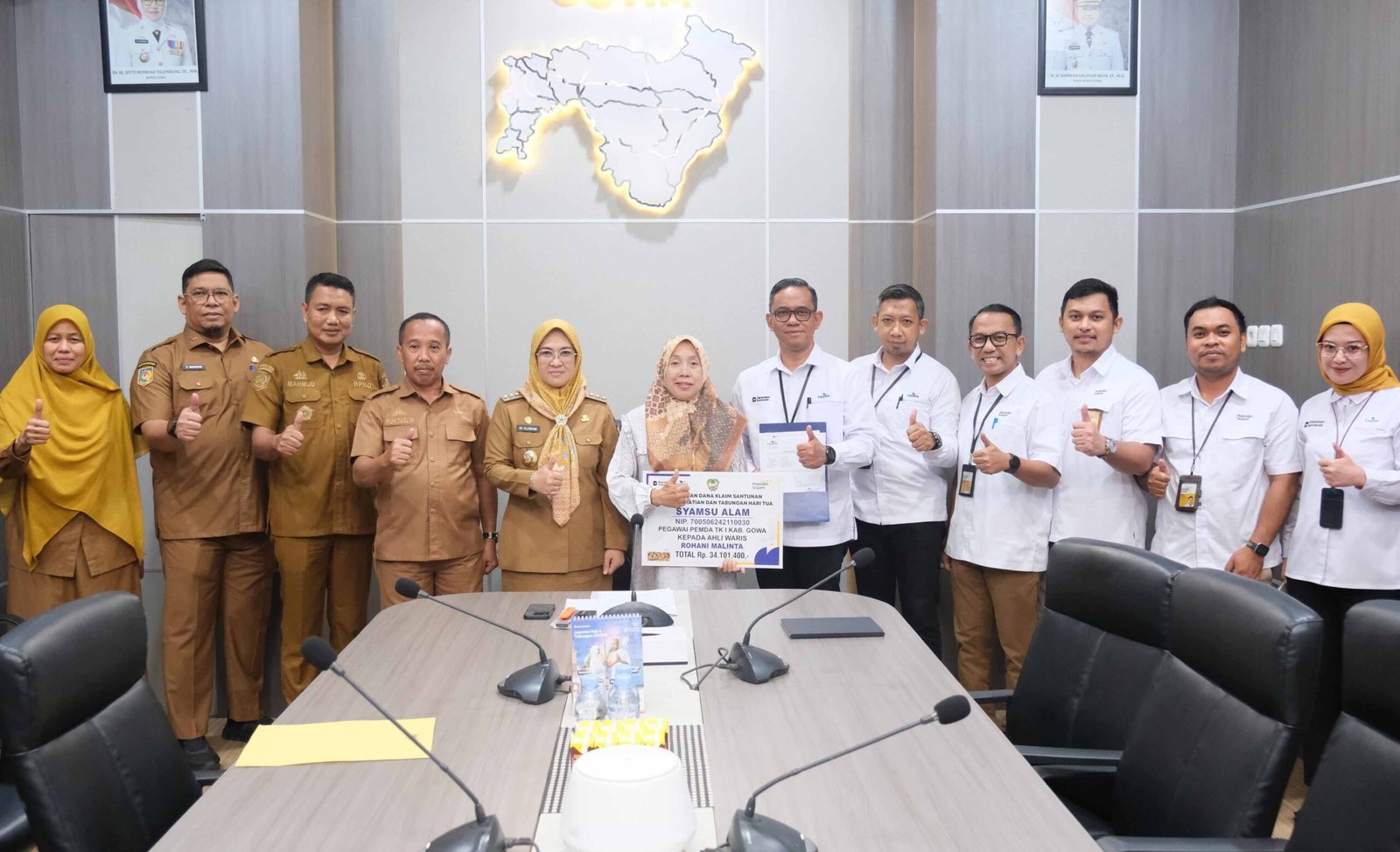 bupati gowa sitti husniah talenrang menyerahkan santunan jaminan kematian di kantor bupati gowa