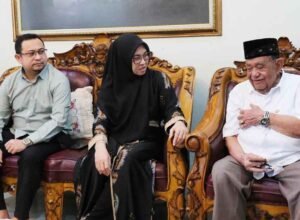 sitti husniah talenrang bersilaturahmi dengan mapparessa tutu di gowa