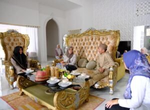 bupati gowa sitti husniah talenrang mengunjungi tokoh masyarakat h syaharuddin dg labbang di paccinongang