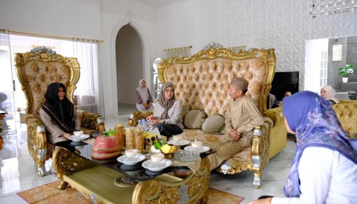 bupati gowa sitti husniah talenrang mengunjungi tokoh masyarakat h syaharuddin dg labbang di paccinongang