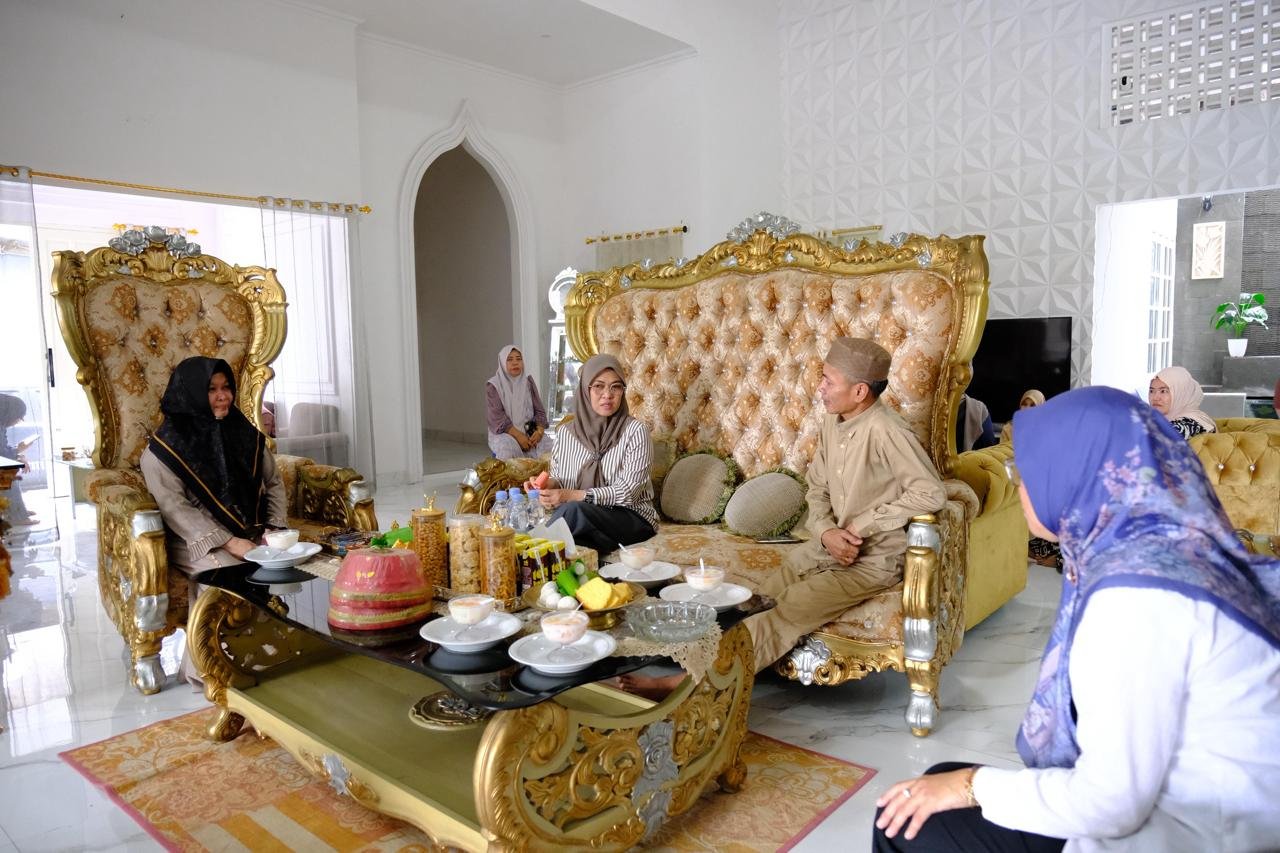 bupati gowa sitti husniah talenrang mengunjungi tokoh masyarakat h syaharuddin dg labbang di paccinongang