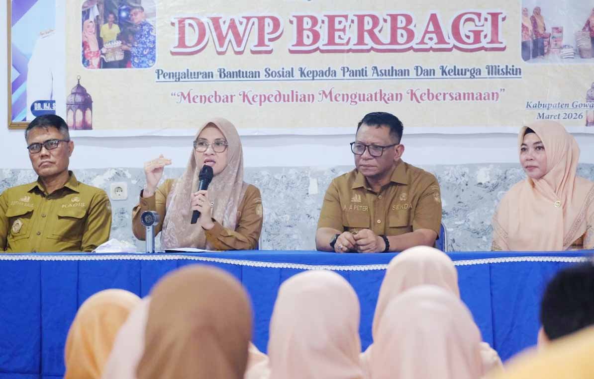 bupati gowa sitti husniah talenrang menghadiri bakti sosial dwp di kantor camat somba opu gowa