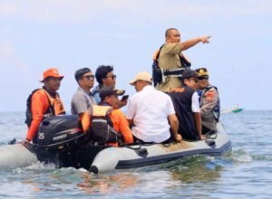 Bupati Luwu Timur Irwan Bachri Syam pantau wisata dengan perahu karet